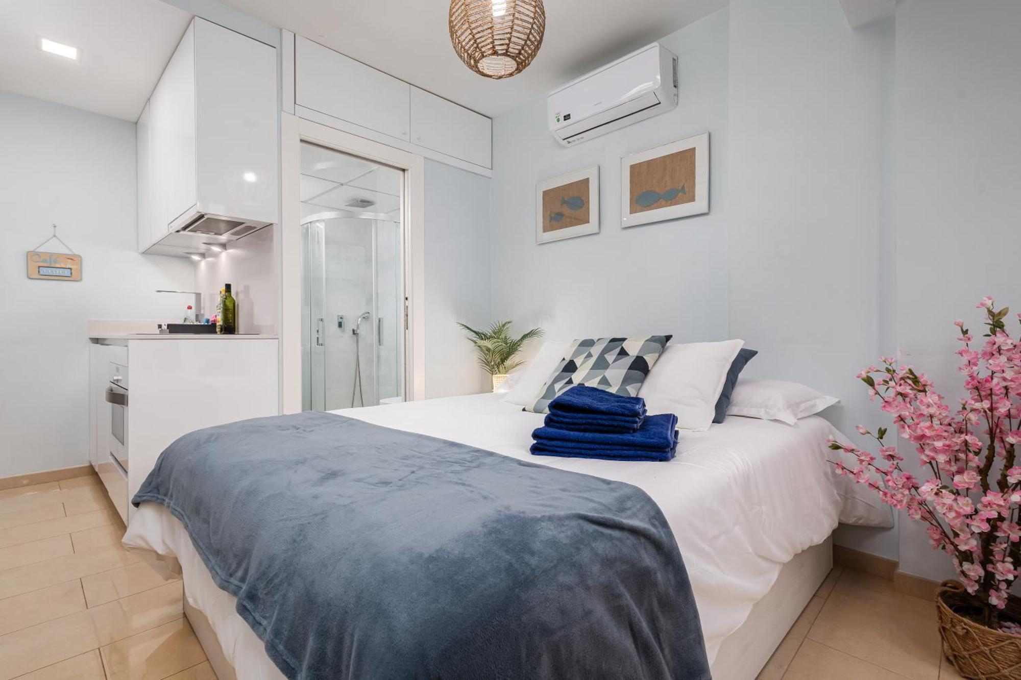 Beach House Apartment, Playa Malagueta Малага Экстерьер фото
