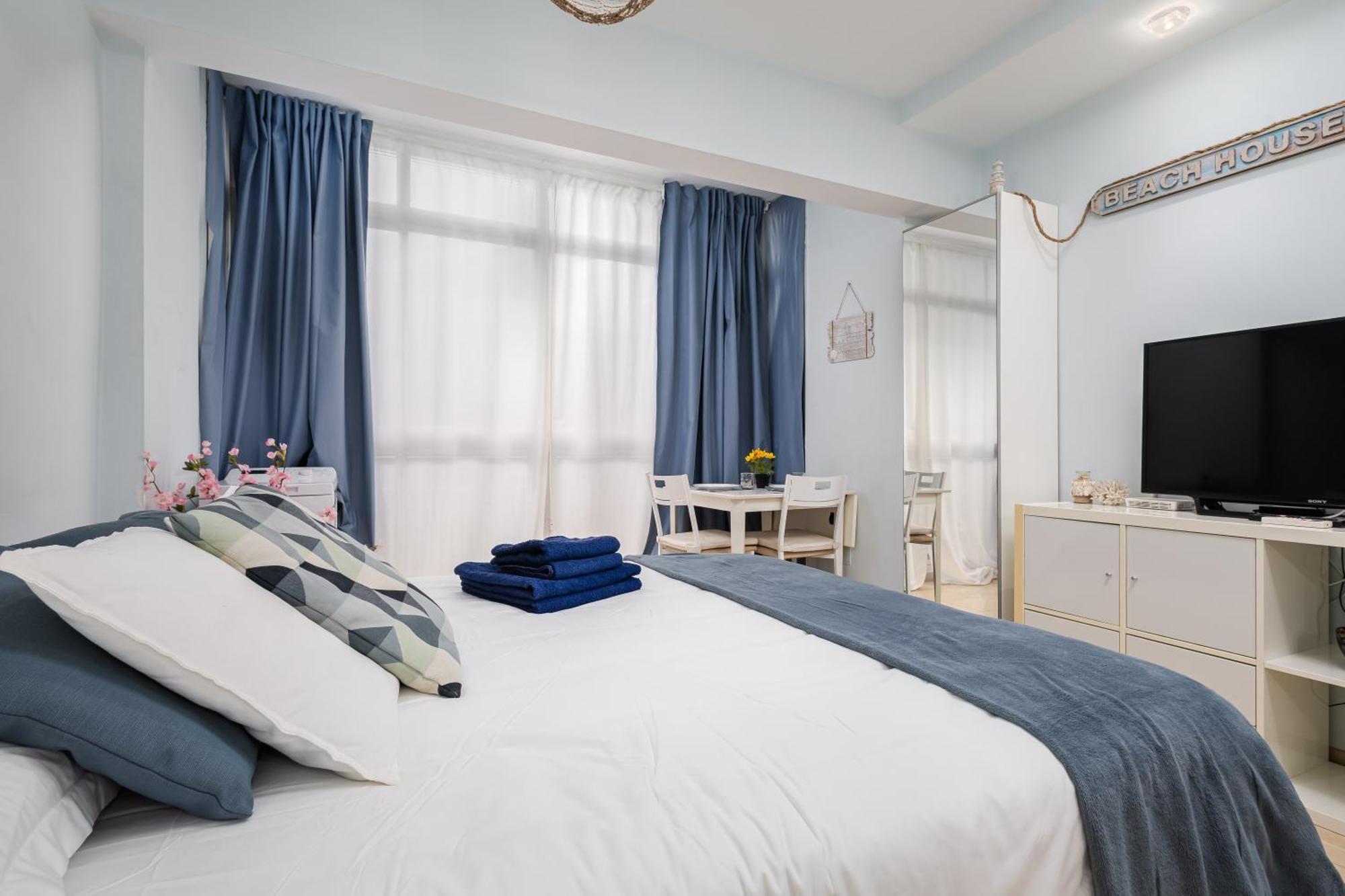 Beach House Apartment, Playa Malagueta Малага Экстерьер фото