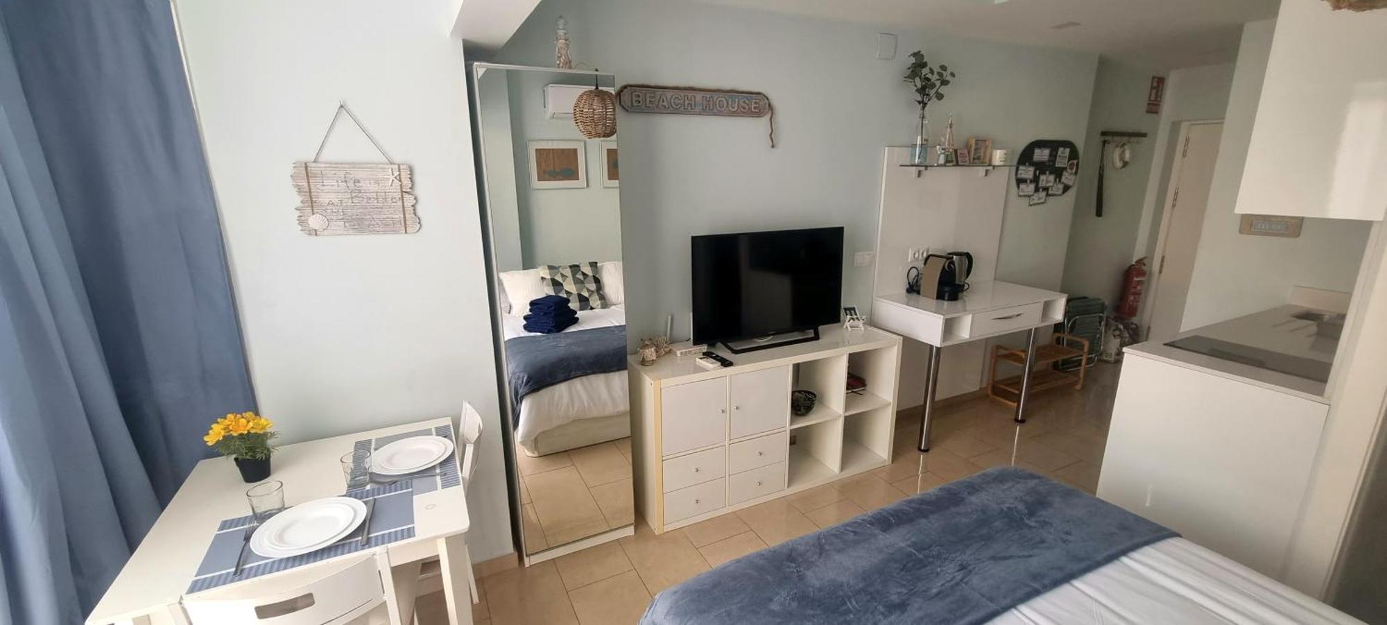 Beach House Apartment, Playa Malagueta Малага Экстерьер фото